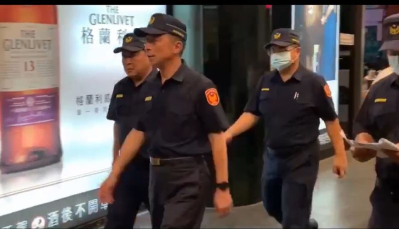▲▲高雄市警局長劉柏良今天凌晨親率員警臨檢特種場所。(圖/記者郭凱杰翻攝,2020.07.18)
