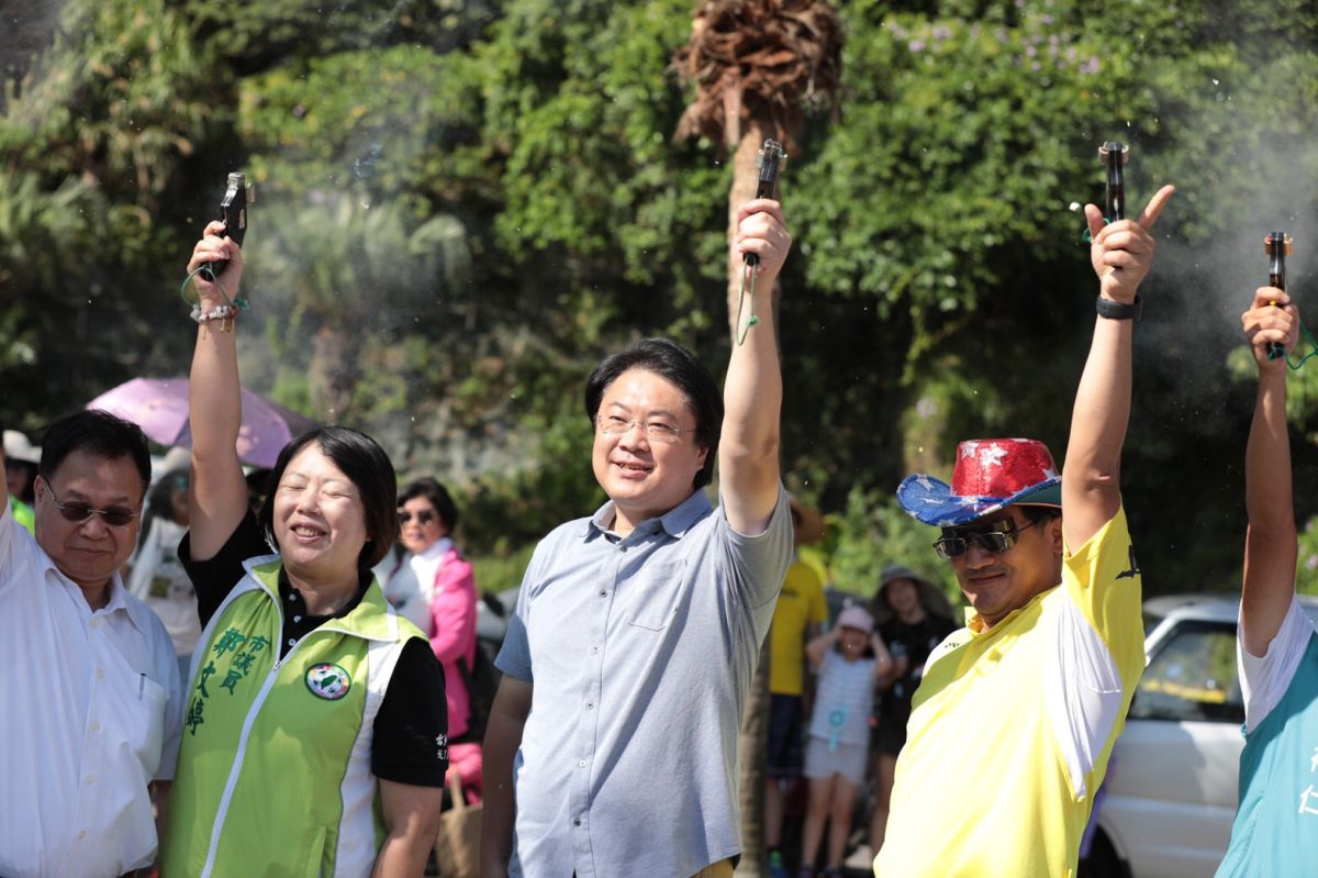 ▲基隆市府舉辦台灣i健走活動，市長林右昌到場鳴槍，宣布正式起走。（圖/基隆市府提供）
