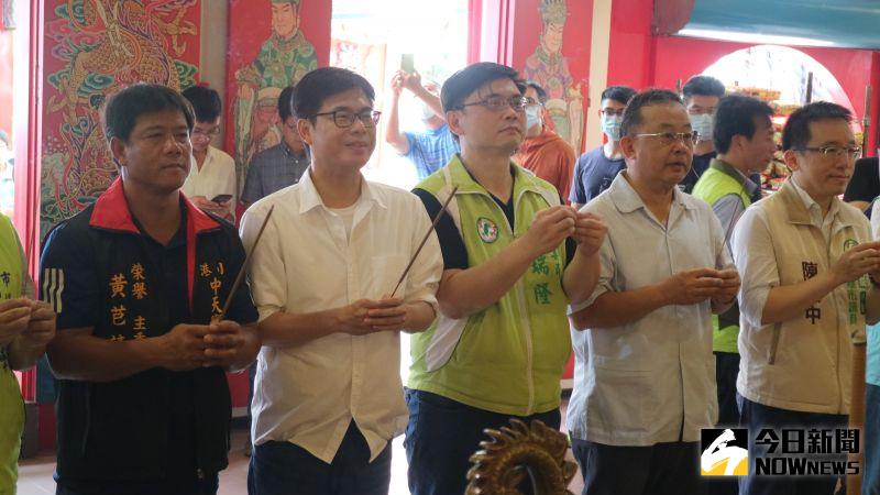 ▲民進黨高雄市長候選人陳其邁今(18)日上午在小港區二苓市場拜票前,特別到中天寶殿參拜關聖帝君。(圖/記者鄭婷襄攝,2020.07.18)
