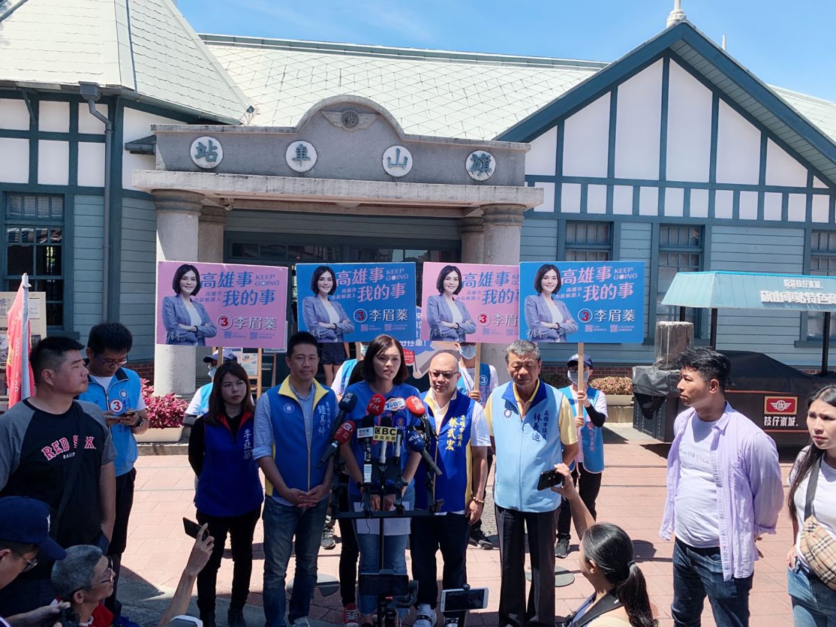 ▲國民黨高雄市長候選人李眉蓁今（18）日上午，由國民黨鍾易仲議員、林義迪議員、蔡武宏議員、李亞築議員陪同走訪旗山老街。（圖／李眉蓁競選辦公室提供）