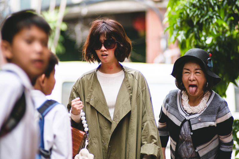 ▲嚴正嵐(左)、吳秀珠主演《老姑婆的古董菜單》。(圖