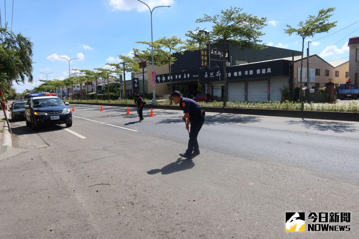 ▲永靖分駐所巡邏員警蕭聖助、張士榮頂著豔陽，拿著掃把清除道路上的碎石頭，暖舉引起不少網友狂稱讚。（圖／記者陳雅芳攝，2020.07.18）