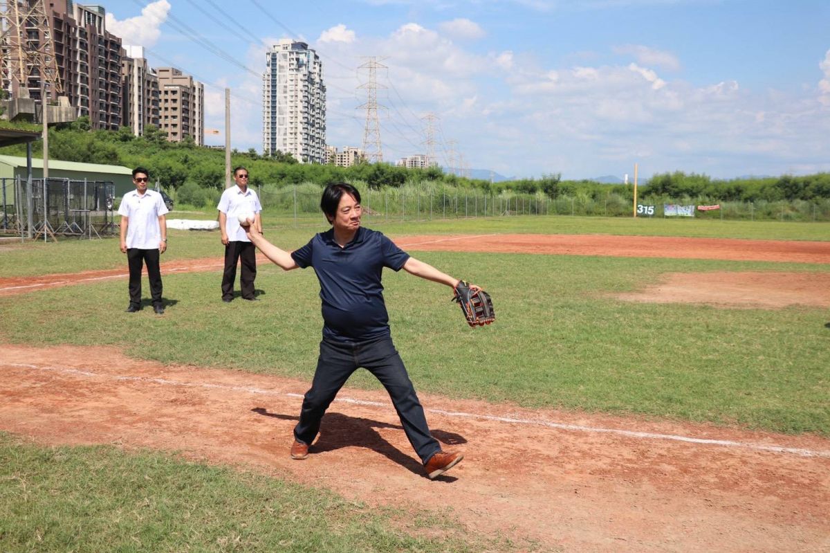 ▲立委陳柏惟安排副總統賴清德烏日壘球場切磋。(圖／陳柏惟服務處提供2020.7.18)