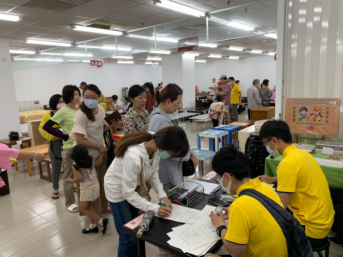▲新北市再生家具展售中心首日開賣，近百位民眾進場參觀選購，拍賣所得將全數納入新北市「愛心大平台」做公益。（圖／新北市環保局提供）