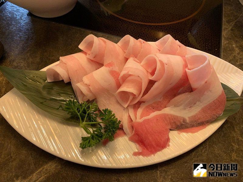▲▲火鍋店的食材新鮮,豬肉也是不錯的選擇。(圖/記者康子仁攝)
