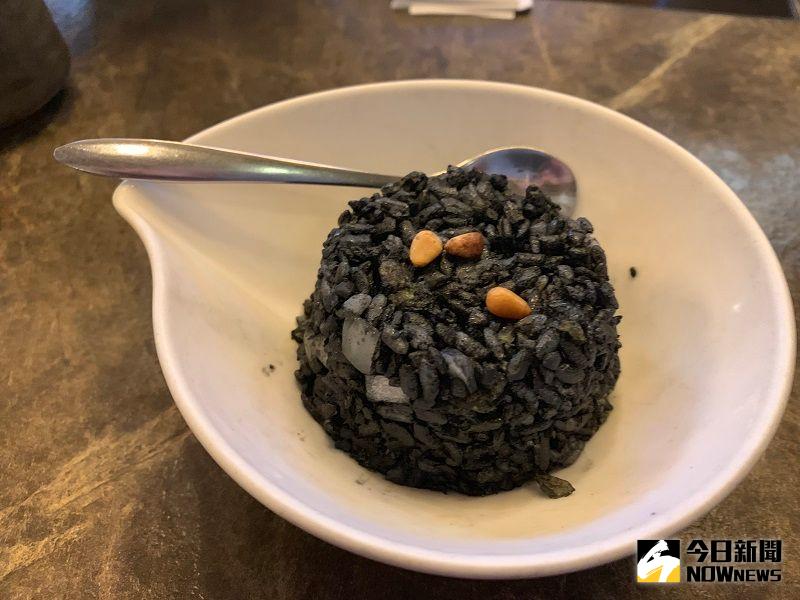 ▲養生竹炭飯粒粒分明,特殊口感讓人一吃難忘。(圖/記者康子仁攝)