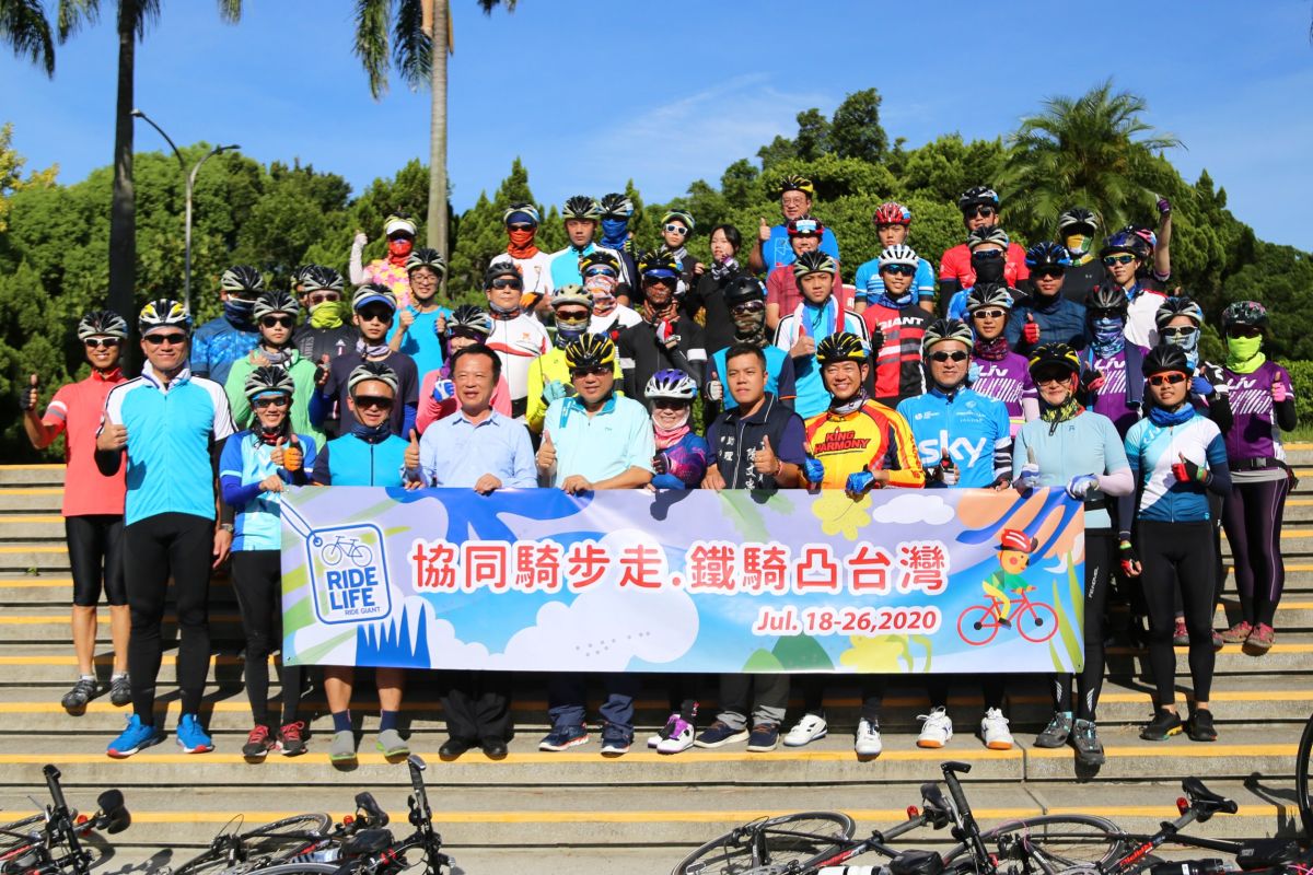 ▲私立協同中學學生以單車為畢業旅行，嘉義縣長翁章梁到場鼓勵。（圖/嘉義縣政府提供）