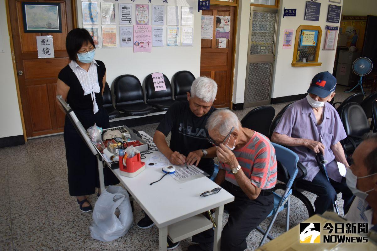 ▲中彰榮家協請廠商派驗光師到榮家為榮民袍澤及長輩驗光配鏡，讓袍澤們走幾步路，就能輕鬆配好眼鏡。（圖／記者陳雅芳攝，2020.07.18）