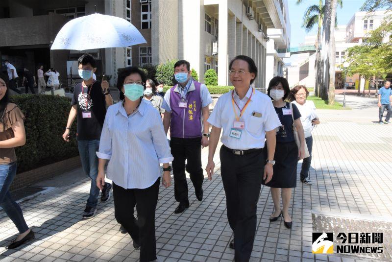 ▲彰化縣長王惠美關心考生應考情形及需求,並至試務中心慰問試務人員辛勞。(圖/記者陳雅芳攝,2020.07.18)