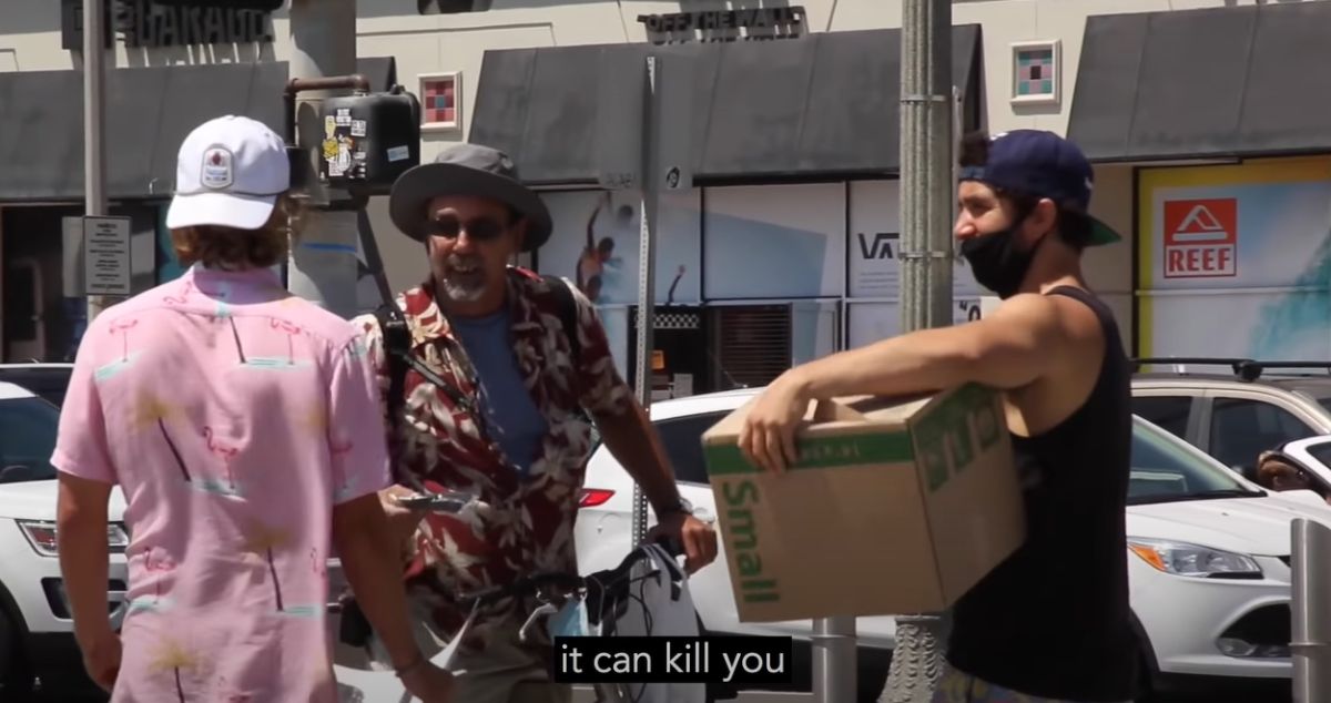 ▲美國網紅決定上街發放免費口罩，反被路人痛罵。（圖／翻攝Chad Goes Deep頻道）