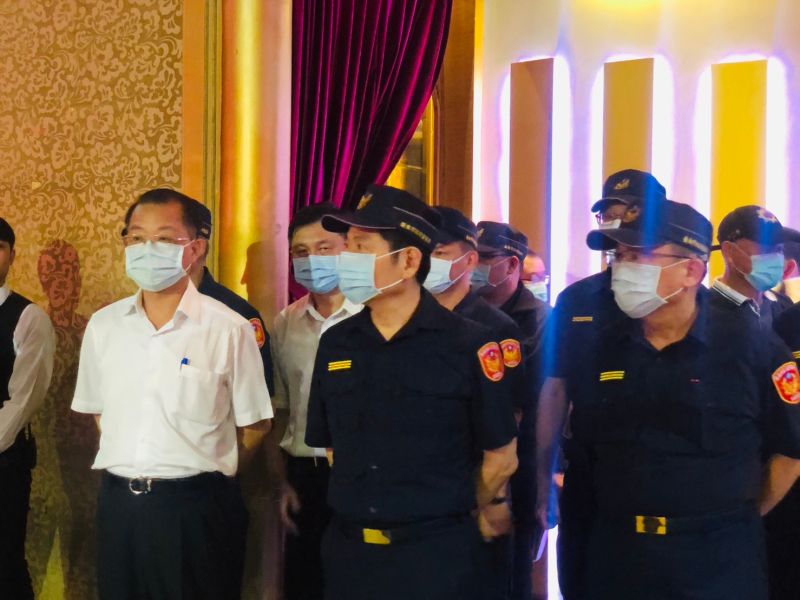 ▲刑事局局長黃明昭(左一)代表警政署南下督導。(圖/記者陳聖璋翻攝)