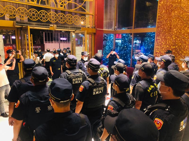 ▲警方針對台南市易滋事處所,將不間斷持續實施聯合查察及臨檢取締。(圖/記者陳聖璋翻攝)
