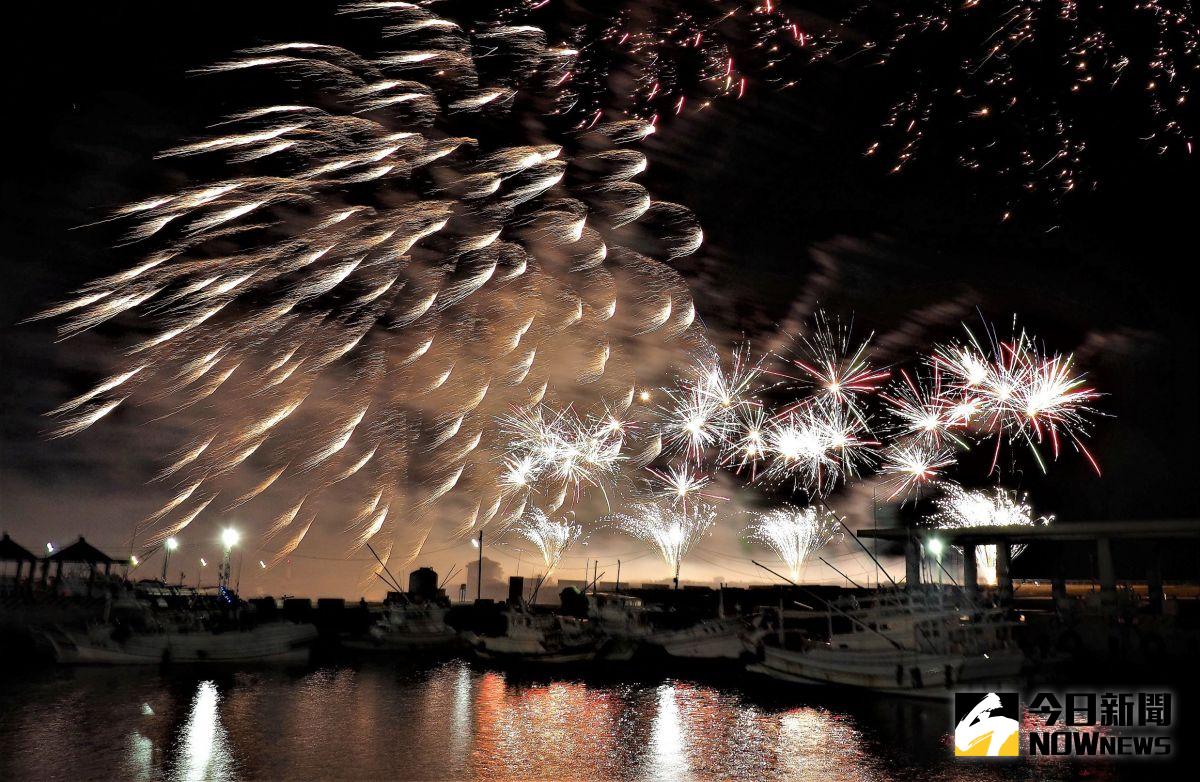 ▲2020國際海上花火節第一場離島的Special演出，吉貝全島都沸騰瘋狂了，初估島上同時有5000名遊客欣賞無人機煙火秀的演出。（圖／記者張塵攝，2020.07.19）