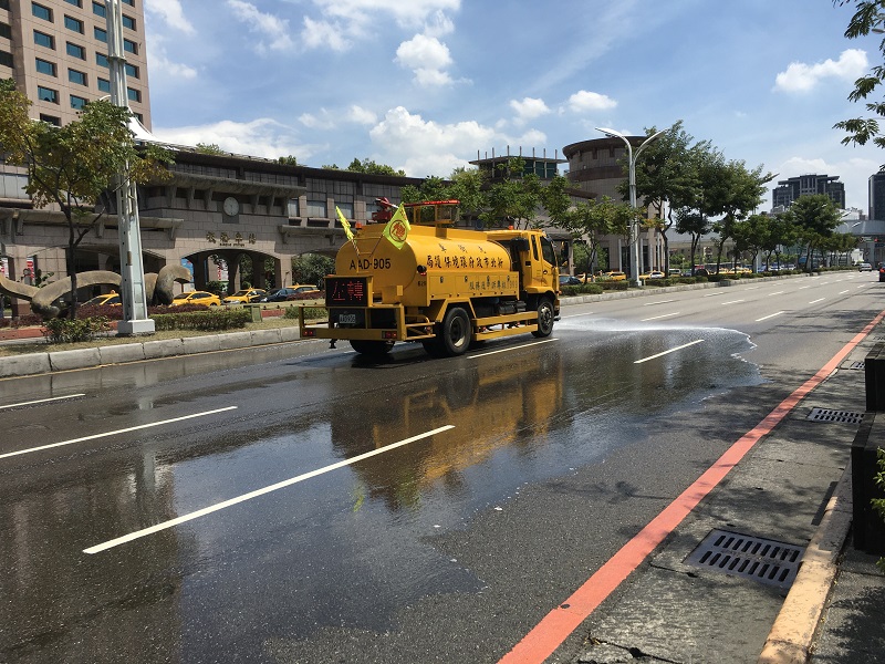 ▲連日高溫不退，新北市長侯友宜特別指示環保局，在全區灑水降溫。(圖/新北市環保局提供)
