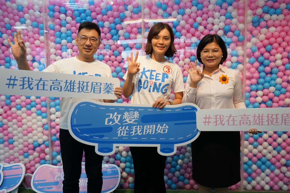 ▲國民黨高雄市長候選人李眉蓁（中）與國民黨主席江啟臣（左），以及雲林縣長張麗善（右）合體開直播，談品德教育、雙機政策與農業政策。（圖／李眉蓁競選辦公室提供）