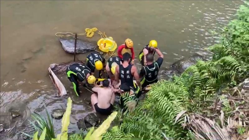 戲水意外頻傳　新北新店磺窟溪一名男子溺水
