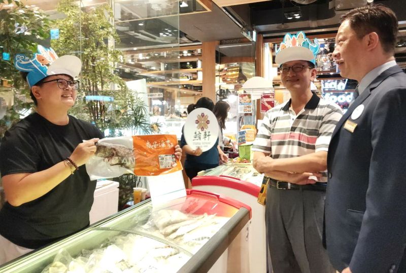 ▲高雄海味前進新北板橋舉辦特賣活動,永安區漁會孫藝鳳(左)推銷高雄海味龍虎斑。(圖/高雄市政府海洋局提供)