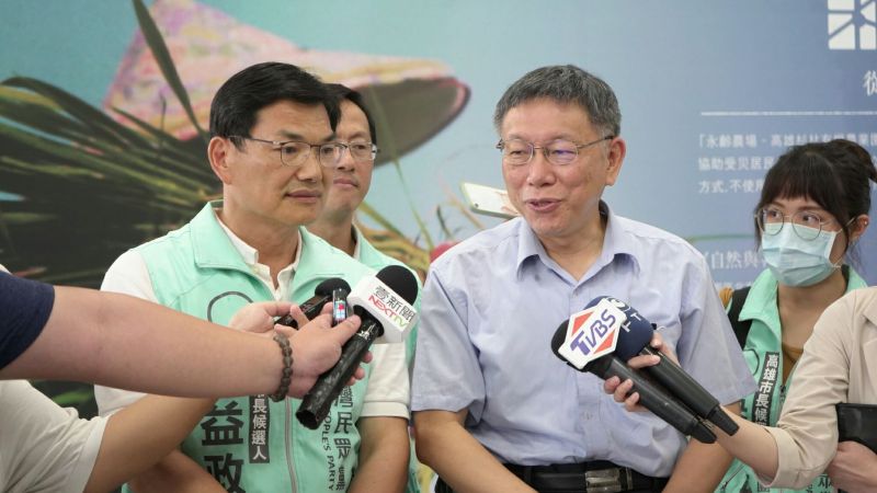 身兼台灣民眾黨主席的台北市長柯文哲,為黨籍徵召的高雄市長補選候選人吳益政輔選。