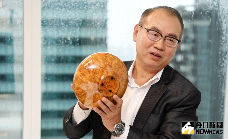 ▲台灣彩券公司總經理蔡國基的第一個台灣檜木收藏品就是在三義木雕街所買的「聚寶瓶」。(圖/記者林調遜攝)
