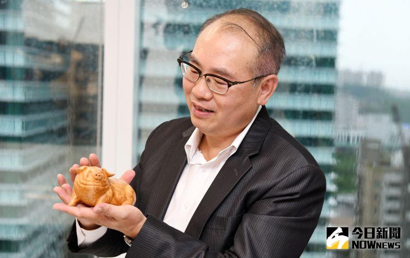 ▲台灣彩券公司總經理蔡國基台灣檜木收藏福氣豬。(圖/記者林調遜攝)