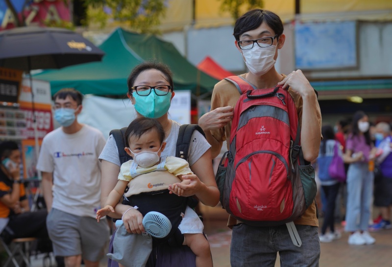 ▲香港的新冠肺炎疫情再度爆發，專家憂心恐造成當地醫療體系崩潰的危機。圖為近日香港街頭戴口罩出門的民眾。（圖／美聯社／達志影像）