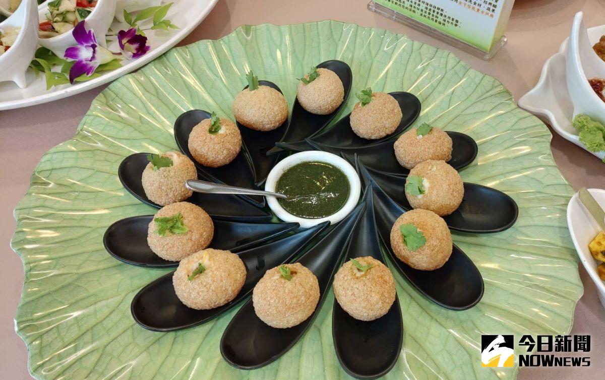 ▲台中老品牌素食餐廳聖華宮，邀來印度主廚推出印度素蔬食料理，顛覆傳統蔬食風味。（圖／金武鳳攝，2020.7.20)