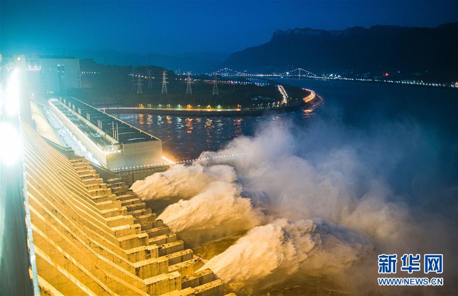 ▲7月19日三峽大壩洩洪。（圖／翻攝自新華網）