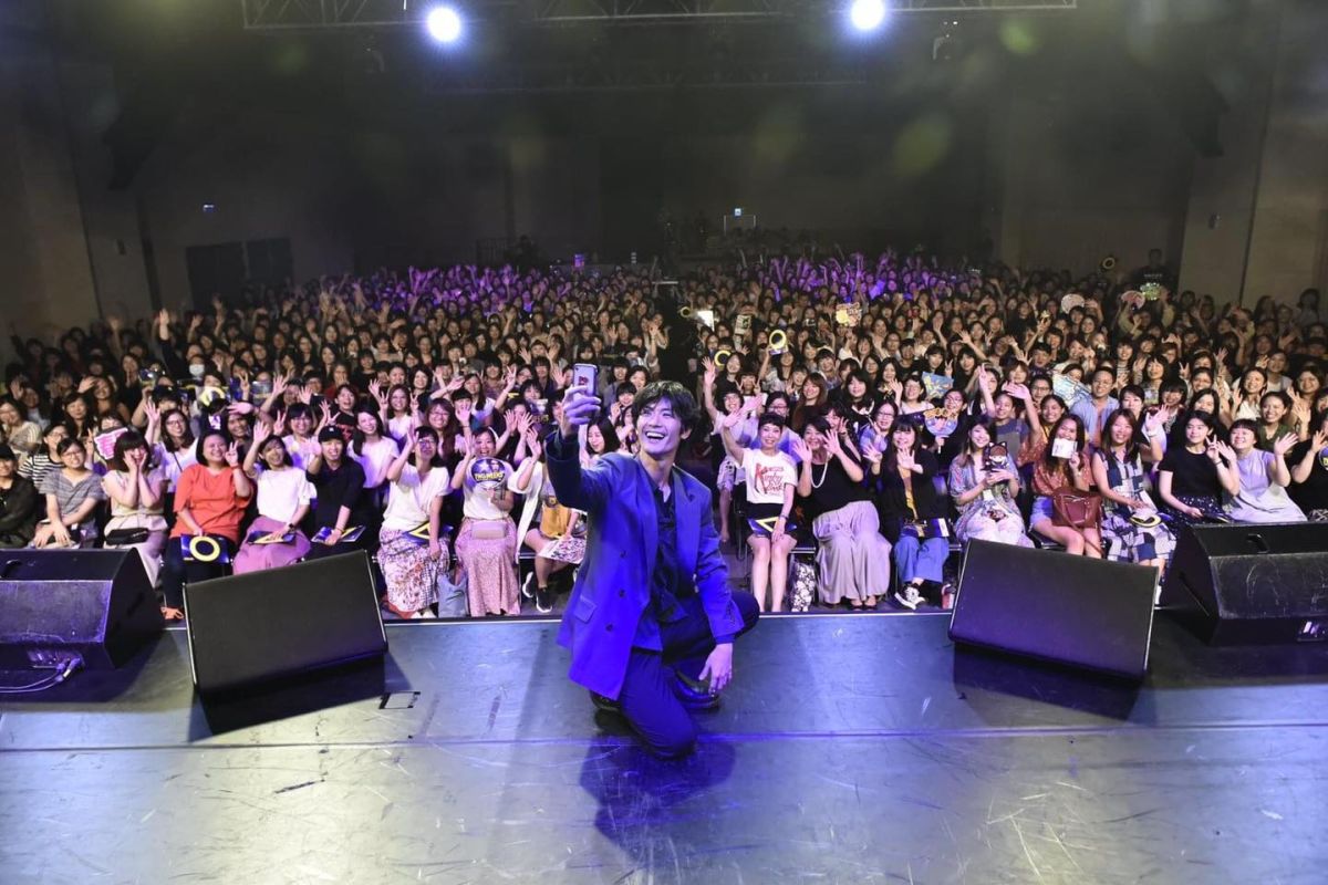 ▲三浦春馬去年來台會粉絲，主持人阿娟分享記者會照片。（圖／活力DJ 阿娟臉書）