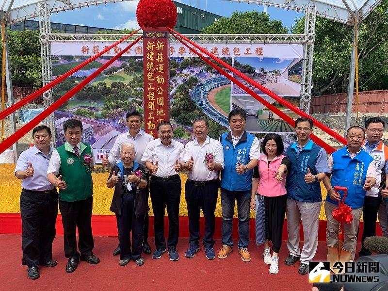 ▲新北市長侯友宜20日主持新莊運動公園新建地下停車場動土典禮,結束後與議員合照。(圖/記者康子仁攝)