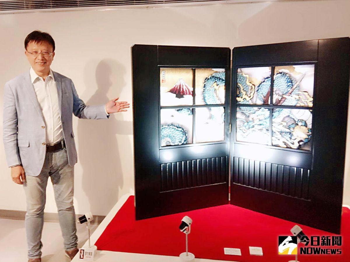 ▲ 安如公司董事長林華山介紹黒木國昭展覽主軸作品「富山雲龍圖」黃白金彩屏風。（圖／記者陳美嘉攝，2020.07.19）