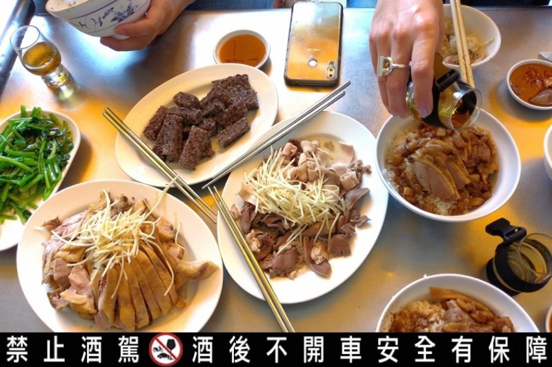 ▲已有65年歷史的鴨肉珍,完全使用古法燻成的鴨肉,肉質甜美肥潤不柴,而擁有花蜜香甜,結合煙燻風味,呈現反差美妙的高原騎士12年威士忌,就是搭配鴨肉的最佳搭檔。(圖/資料照片)