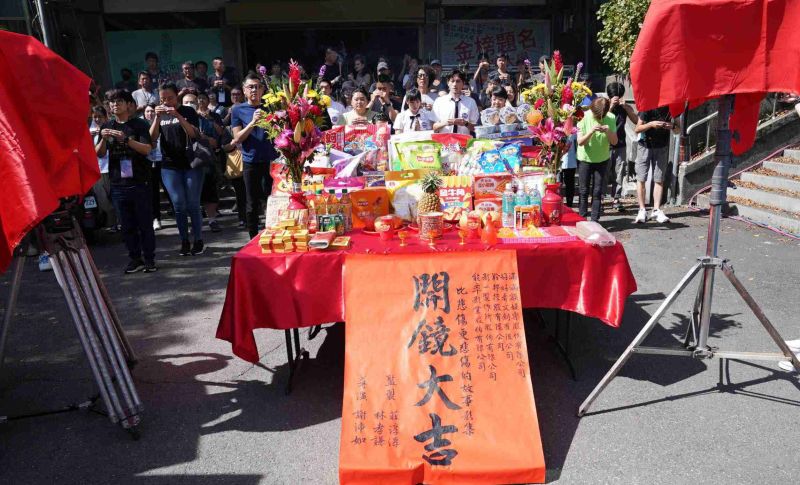 ▲影集《比悲傷更悲傷的故事》全劇組人員。(圖