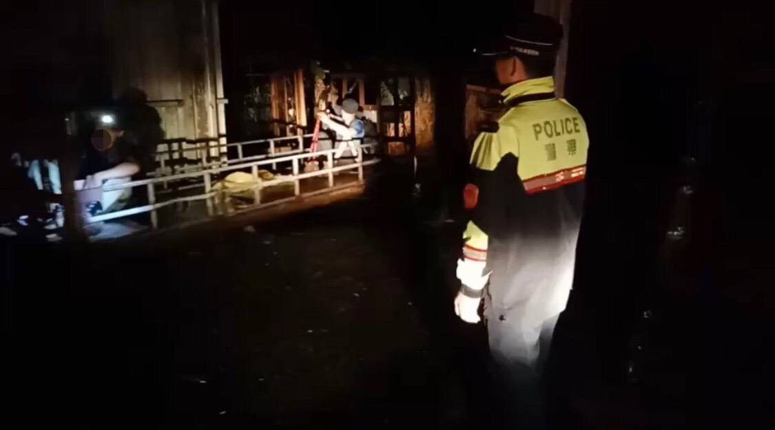 ▲單攻志佳陽山，2男稱體力不支，天黑找不到路徑下山，警方連夜前往搜尋，順利找到迷途的山友，搭乘流籠下山，結束一場虛驚(圖／警方提供2020.7.20)