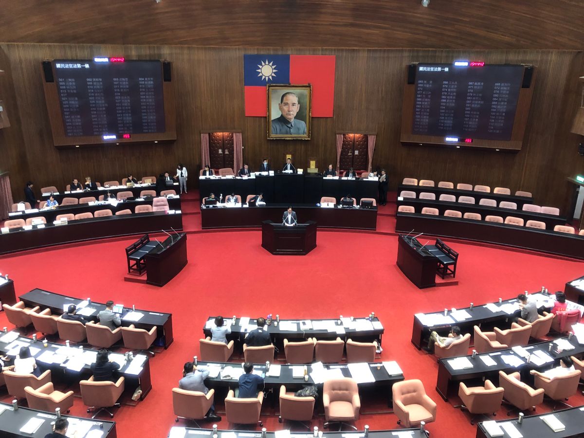 ▲立法院臨時會連兩天徹夜表決「國民法官法」草案，力拚22日能三讀通過。 (圖/記者吳承翰攝)