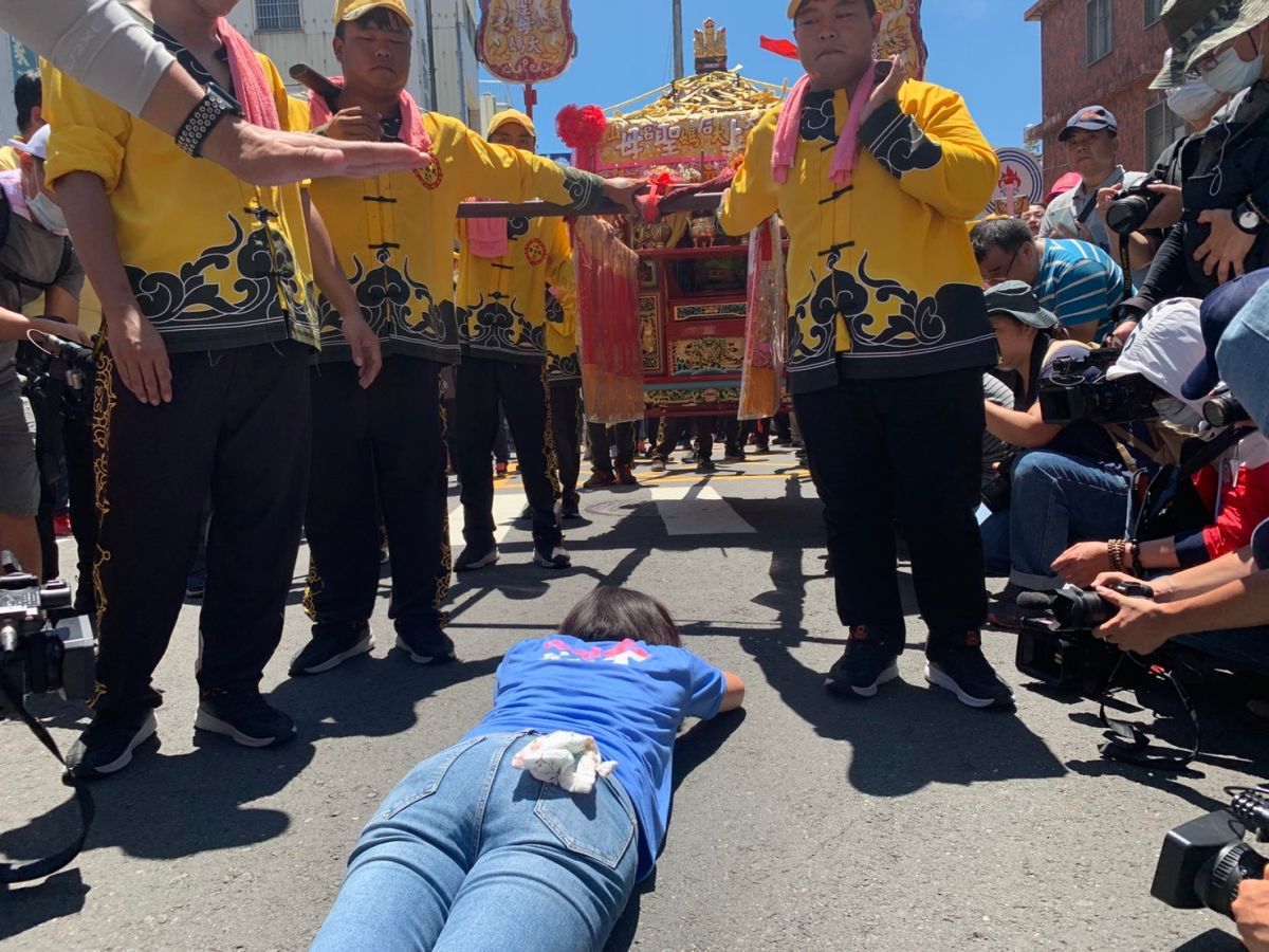 ▲國民黨籍候選人李眉蓁今(18)日上午到旗山老街拜票，恰逢旗山天后宮的媽祖遶境，李眉蓁也相當謙誠的追隨媽祖信徒一同鑽轎底。(李眉蓁競選總部提供)