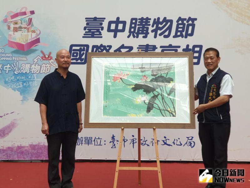 ▲享譽國際藝術家許文融捐贈畫作「荷塘暗清香」,力挺台中購物節。(圖/金武鳳攝,2020.7.20)