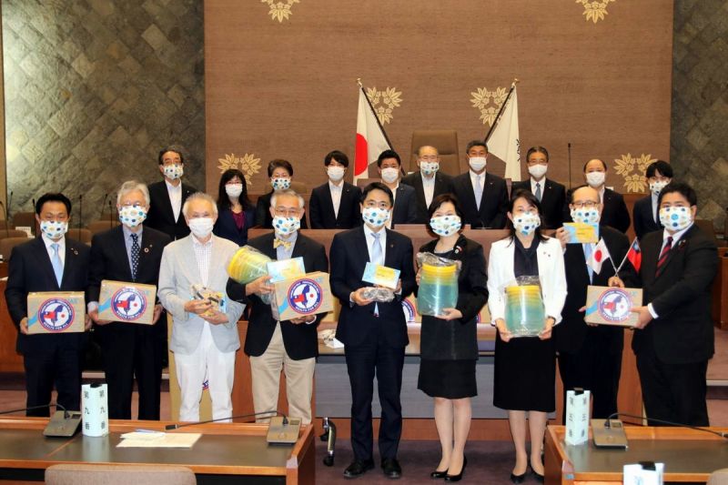 ▲鎌倉市議會舉辦捐贈儀式,鎌倉市議會議長及駐橫濱辦事處處長一同列席。(圖/屏東縣政府提供