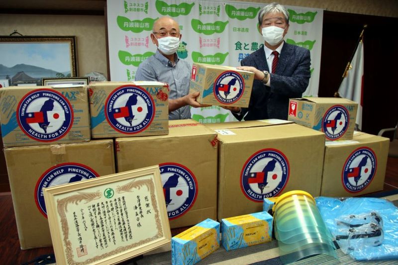 ▲日本丹波篠山市酒井隆明市長(左)舉辦捐贈儀式感謝潘縣長。(圖/屏東縣政府提供