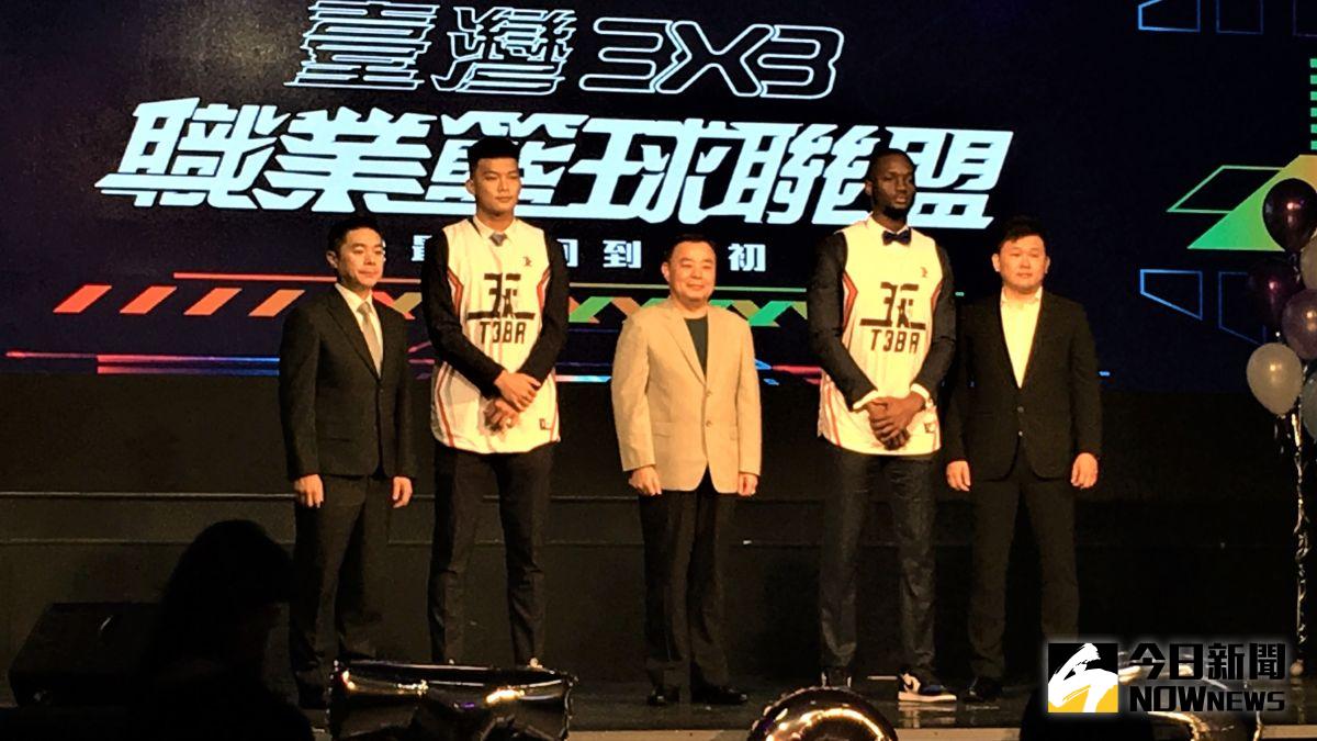 ▲T3BA 3X3職業聯盟成立記者會，聯盟顧問、健行科大主帥劉孟竹、簽約球員朱雲豪、石博恩。（圖／鍾東穎攝 ,2020.07.20）

