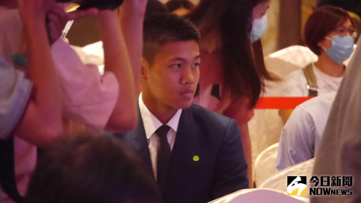 ▲林子豪與家人一起到中職選秀會場。（圖／吳政紘攝）