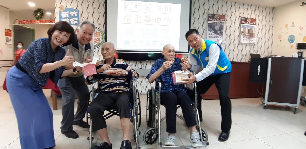 ▲新竹榮家兩名高齡90多歲老榮民劉明芝(右)和楊重華20日上午預立遺囑、捐出共一千萬遺產，退輔會副主委呂嘉凱前往探視，除頒發感謝狀並送劉明芝念念不忘的甜鹹餅，劉明芝吃到後，露出開心笑容。（圖/記者金祐妤攝,109.7.20）