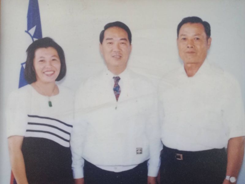▲時任臺灣省長的宋楚瑜,每每到田尾鄉走訪基層都由彰化縣議員劉淑芳及劉城陪同。(彰化縣議員劉淑芳提供)