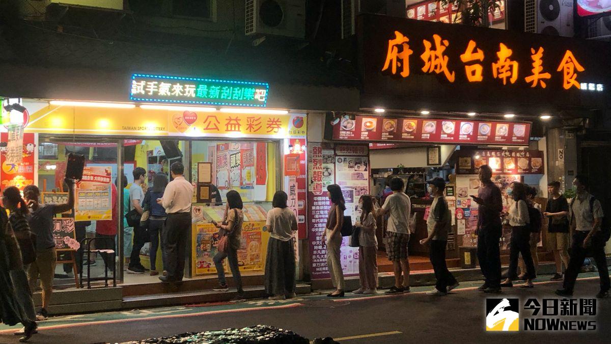 ▲威力彩頭獎突破20億元，台北永康街的一家彩券行下班時間充滿人潮。（圖/記者陳明安攝，2020.7.20）