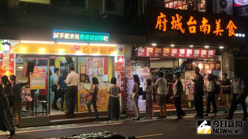 ▲威力彩頭獎突破20億元，台北永康街的一家彩券行下班時間充滿人潮。（圖/記者陳明安攝，2020.7.20）