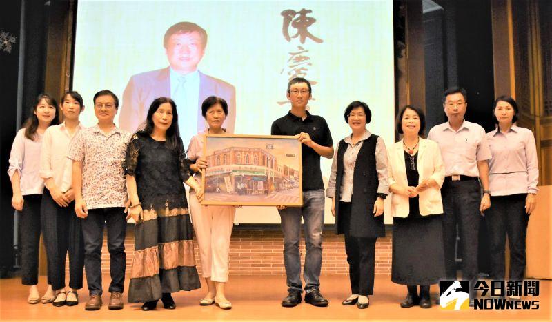 ▲藝文界致贈畫作給前文化局長陳慶芳家屬收藏。(圖/記者陳雅芳攝,2020.07.20)