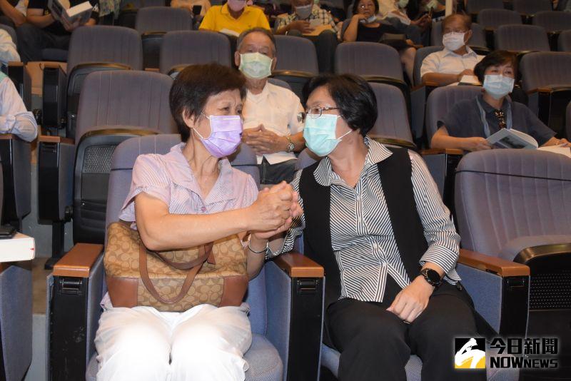 ▲縣長王惠美(右)前文化局長陳慶芳家屬表示致意。(圖/記者陳雅芳攝,2020.07.20)