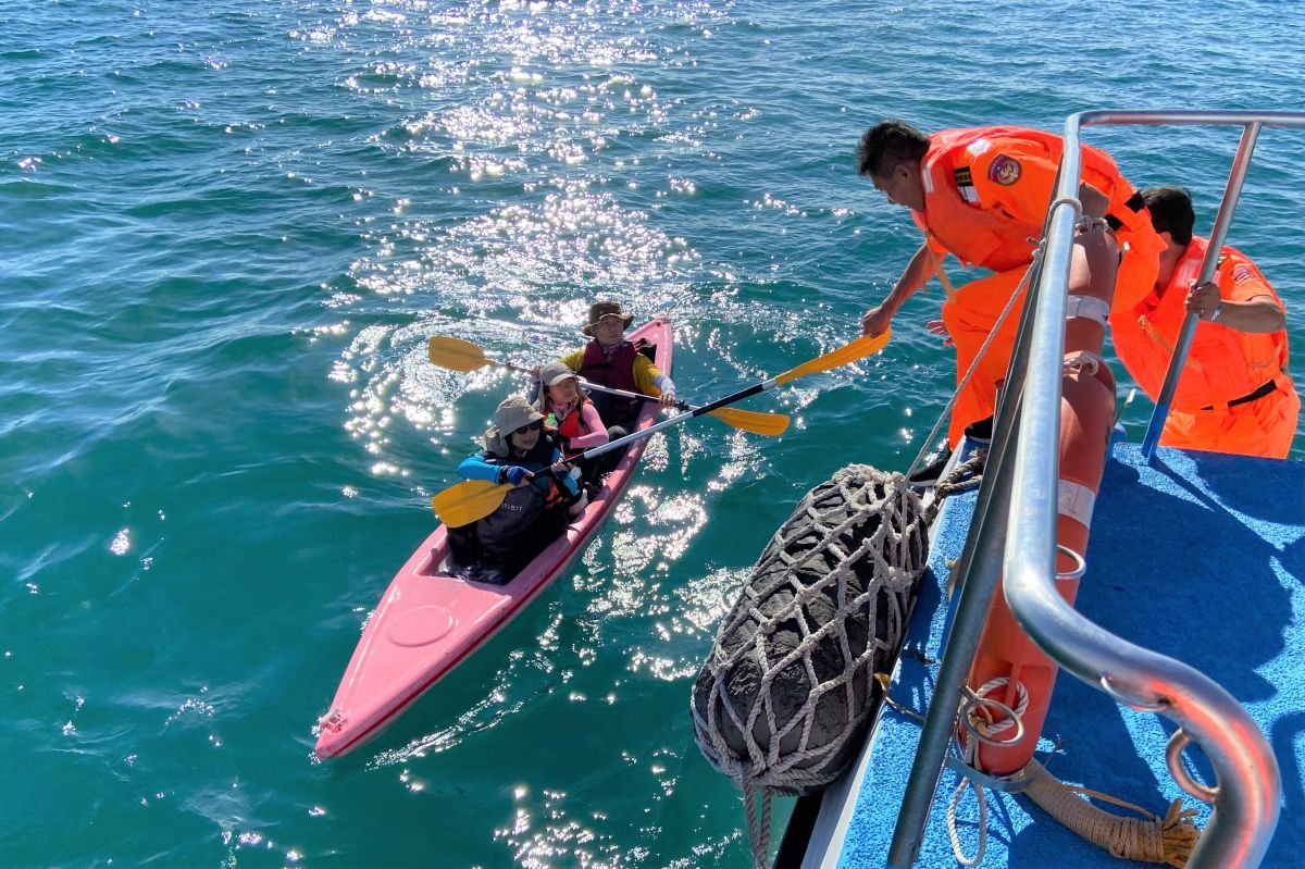 ▲澎湖童軍跳島露營活動發生學員划獨木舟，因途中海流太強，三名學員發生體力不濟的意外，所幸澎湖海巡隊2031艇及時將三人救護上船。（圖／澎湖海巡隊提供）