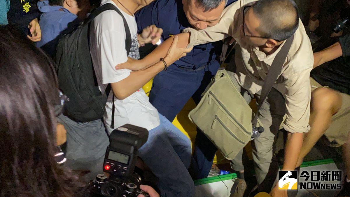 ▲20日晚間，警方與擋拆人士爆發推擠衝突。（圖／記者陳聖璋攝，2020.07.20）