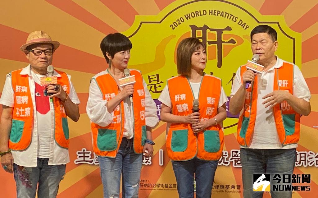 ▲許效舜（左起）、苗可麗、王彩樺、澎恰恰今（21）日一起出席活動，澎恰恰被被追問詐騙案進度。（圖／記者臺孝婷攝）