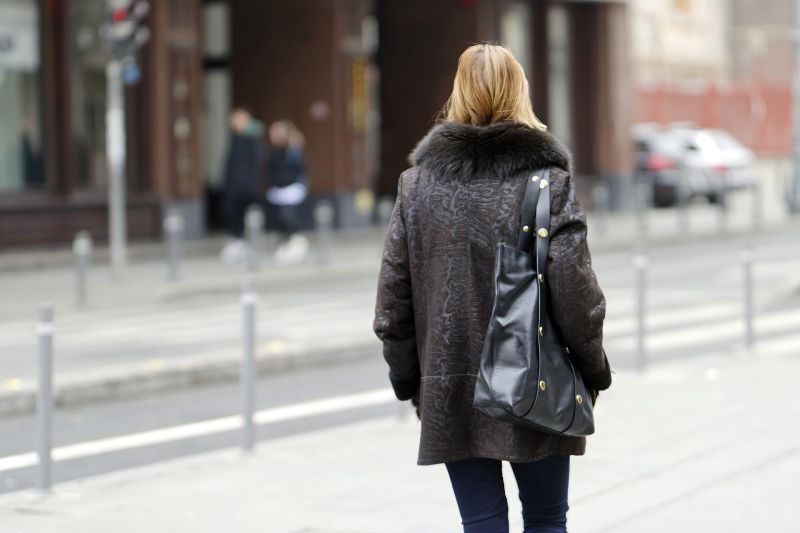 ▲網友好奇：為什麼女生的包包總是重到像磚塊？（示意圖，圖中人物與文章中內容無關／取自 pixabay ）